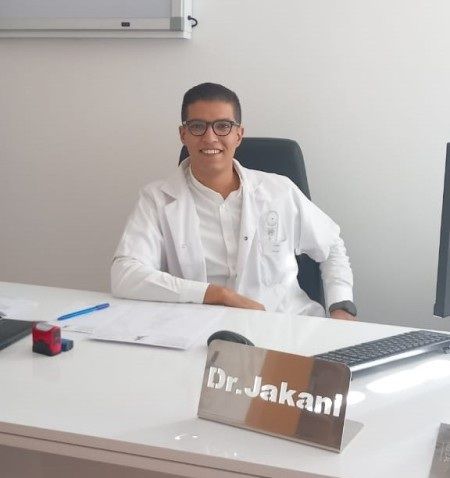 Portrait du Dr Jakani El Hassane à son cabinet